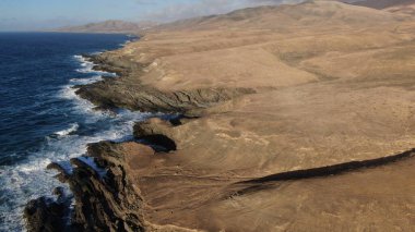 Kayalıklardan gün batımı denizin, dağların, ufkun ve Atlantik Okyanusunun gücünü düşünüyordu.