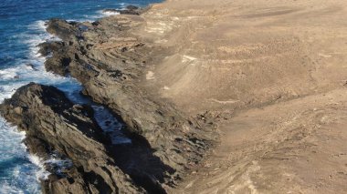 Kayalıklardan gün batımı denizin, dağların, ufkun ve Atlantik Okyanusunun gücünü düşünüyordu.