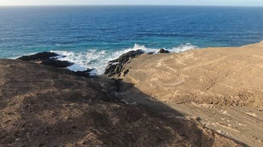Kayalıklardan gün batımı denizin, dağların, ufkun ve Atlantik Okyanusunun gücünü düşünüyordu.