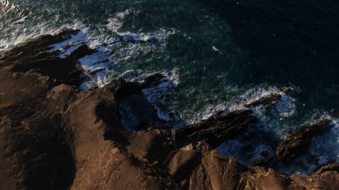Kayalıklardan gün batımı denizin, dağların, ufkun ve Atlantik Okyanusunun gücünü düşünüyordu.
