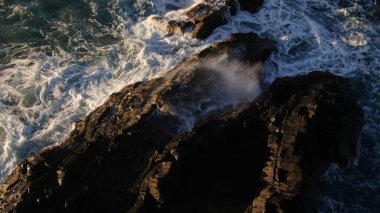 Kayalıklardan gün batımı denizin, dağların, ufkun ve Atlantik Okyanusunun gücünü düşünüyordu.