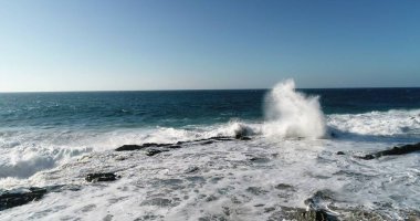 Kayalıklardan gün batımı denizin, dağların, ufkun ve Atlantik Okyanusunun gücünü düşünüyordu.