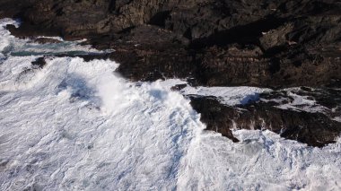 Kayalıklardan gün batımı denizin, dağların, ufkun ve Atlantik Okyanusunun gücünü düşünüyordu.