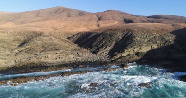 Kayalıklardan gün batımı denizin, dağların, ufkun ve Atlantik Okyanusunun gücünü düşünüyordu.
