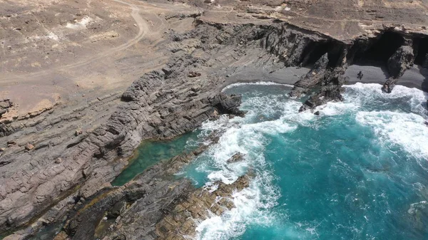 Okyanus gün batımında ihtişamını gösteriyor.