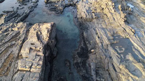 Forza Dell Oceano Colpisce Scogliere Accanto Alle Montagne — Foto Stock