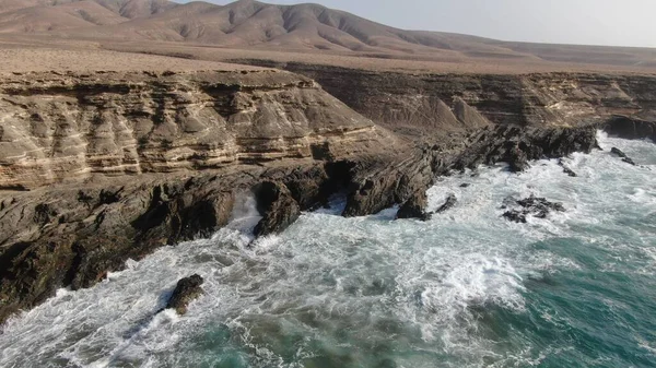 Die Kraft Des Ozeans Trifft Die Klippen Neben Den Bergen — Stockfoto