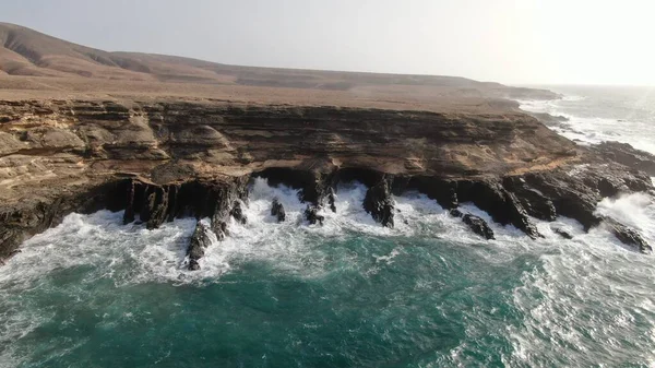 Força Oceano Atinge Penhascos Lado Das Montanhas — Fotografia de Stock