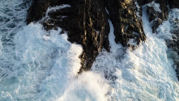 海の力が山の横の崖に当たり — ストック写真