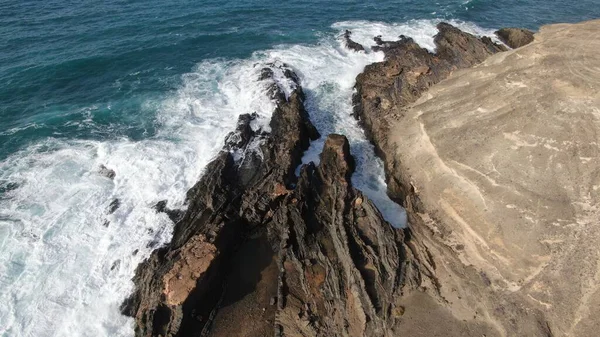 바다의 절벽을 강타하다 — 스톡 사진