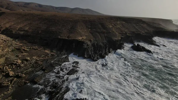 Kracht Van Oceaan Raakt Kliffen Naast Bergen — Stockfoto