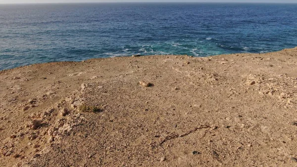 Okyanusun gücü dağların yanındaki kayalıklara çarpar.