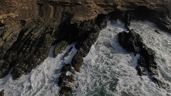 Fuerza Del Océano Golpea Los Acantilados Junto Las Montañas — Foto de Stock