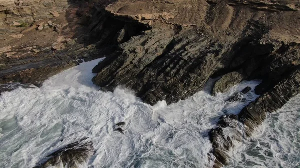 Siła Oceanu Uderza Klify Obok Gór — Zdjęcie stockowe