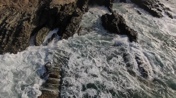 海の力が山の横の崖に当たり — ストック写真