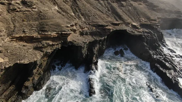 Сила Океана Бьет Скалам Рядом Горами — стоковое фото