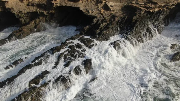 海の力が山の横の崖に当たり — ストック写真