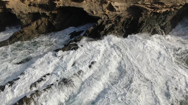 Сила Океану Вражає Скелі Поруч Горами — стокове фото