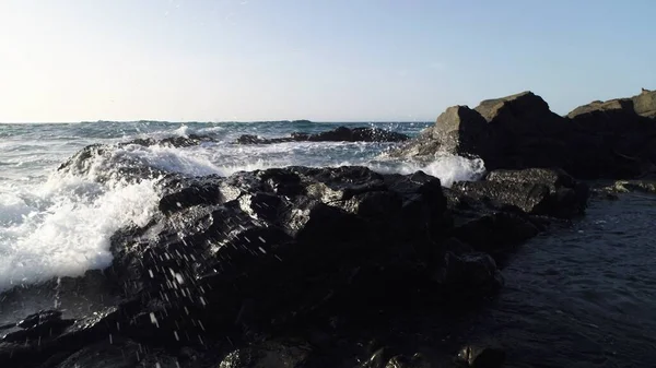 Força Oceano Atinge Penhascos Lado Das Montanhas — Fotografia de Stock