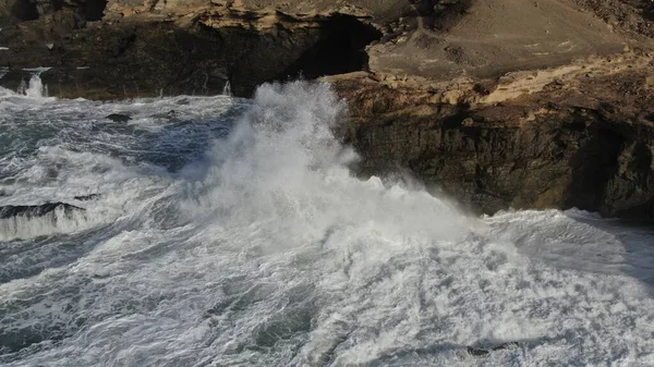 海の力が山の横の崖に当たり — ストック写真