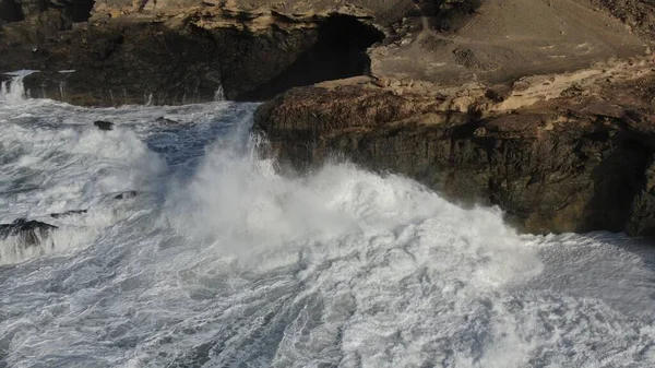 海洋的力量冲击着靠近高山的悬崖 — 图库照片