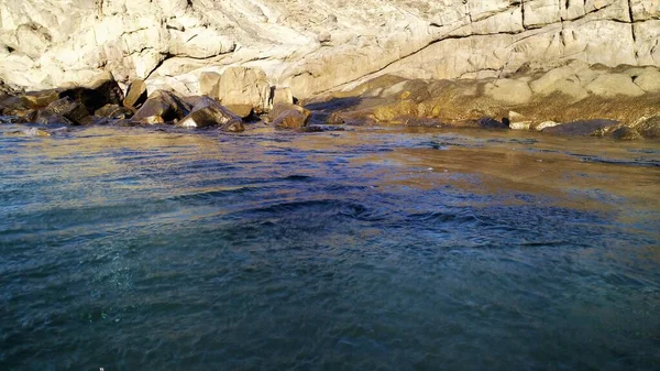 Forza Dell Oceano Colpisce Scogliere Accanto Alle Montagne — Foto Stock