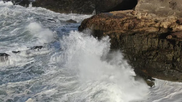 Kracht Van Oceaan Raakt Kliffen Naast Bergen — Stockfoto