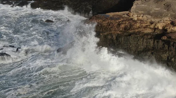 海の力が山の横の崖に当たり — ストック写真