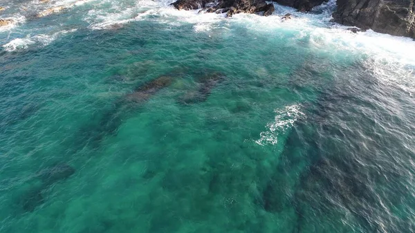 Die Kraft Des Ozeans Trifft Die Klippen Neben Den Bergen — Stockfoto