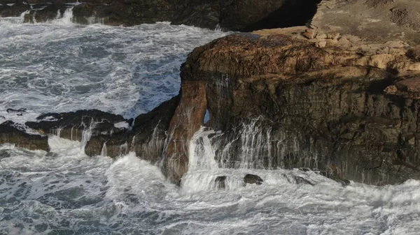 Okyanusun Gücü Dağların Yanındaki Kayalıklara Çarpar — Stok fotoğraf
