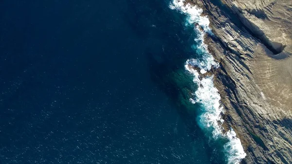 海洋的力量冲击着靠近高山的悬崖 — 图库照片