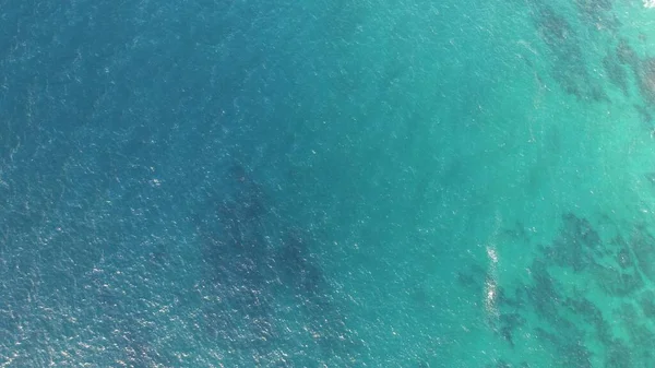 Okyanusun gücü dağların yanındaki kayalıklara çarpar.