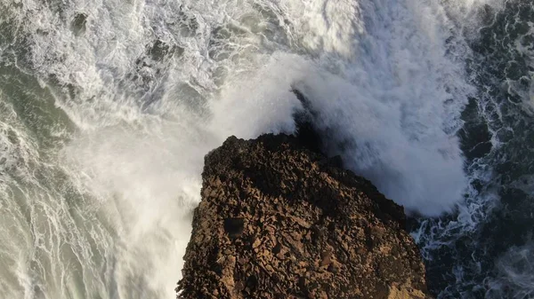 Forza Dell Oceano Colpisce Scogliere Accanto Alle Montagne — Foto Stock