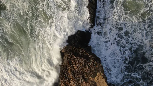 Força Oceano Atinge Penhascos Lado Das Montanhas — Fotografia de Stock