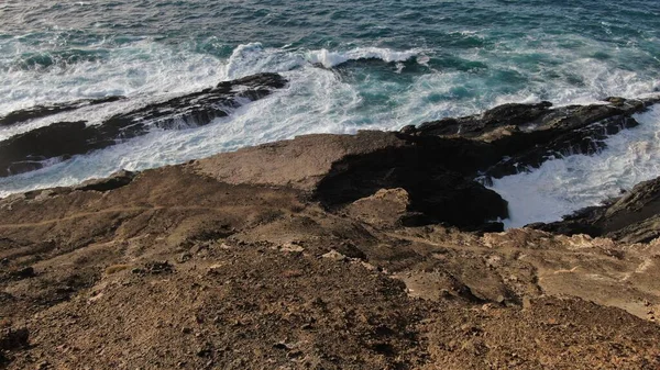 Siła Oceanu Uderza Klify Obok Gór — Zdjęcie stockowe