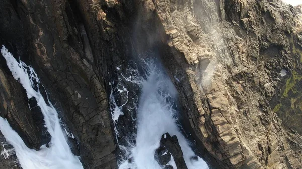 Force Océan Frappe Les Falaises Côté Des Montagnes — Photo