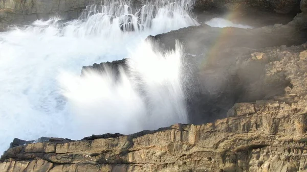 Fuerza Del Océano Golpea Los Acantilados Junto Las Montañas —  Fotos de Stock