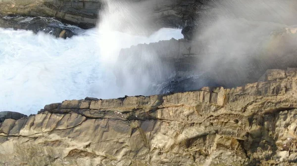 Force Ocean Hits Cliffs Next Mountains — Stock Photo, Image