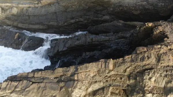 Forza Dell Oceano Colpisce Scogliere Accanto Alle Montagne — Foto Stock