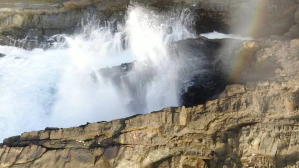 Force Ocean Hits Cliffs Next Mountains — Stock Photo, Image