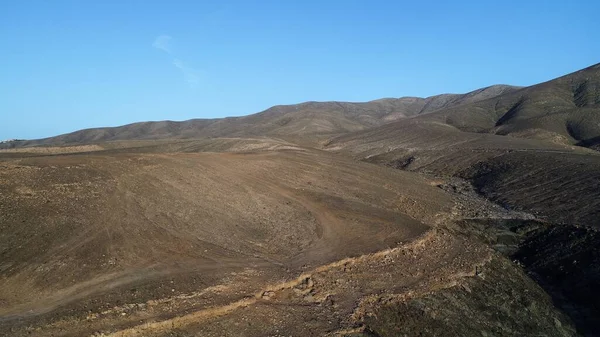 Okyanusun gücü dağların yanındaki kayalıklara çarpar.