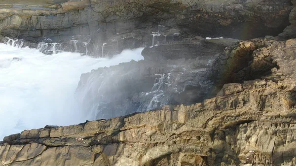 Force Ocean Hits Cliffs Next Mountains — Stock Photo, Image