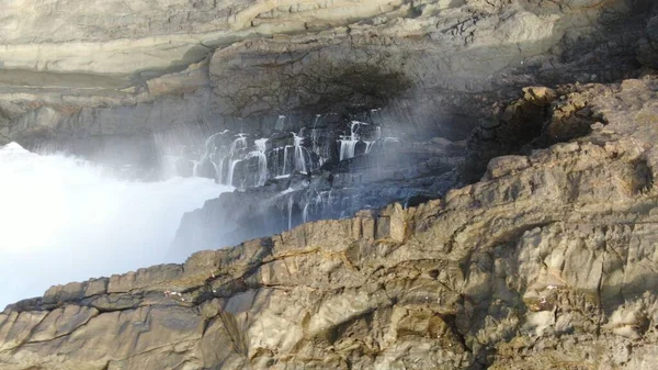 Fuerza Del Océano Golpea Los Acantilados Junto Las Montañas — Foto de Stock