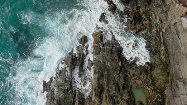 바다의 절벽을 강타하다 — 스톡 사진