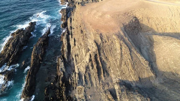 Okyanusun Gücü Dağların Yanındaki Kayalıklara Çarpar — Stok fotoğraf