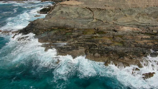 Kayalıklardan gün batımı denizin, dağların, ufkun ve Atlantik Okyanusunun gücünü düşünüyordu.