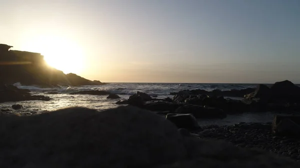 夕阳从悬崖上升起 凝视着大海 地平线和大西洋的力量 — 图库照片