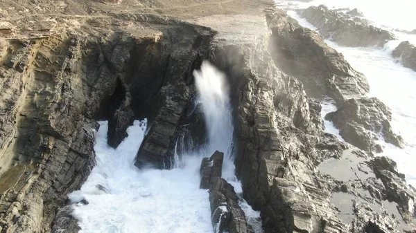 Kayalıklardan gün batımı denizin, dağların, ufkun ve Atlantik Okyanusunun gücünü düşünüyordu.