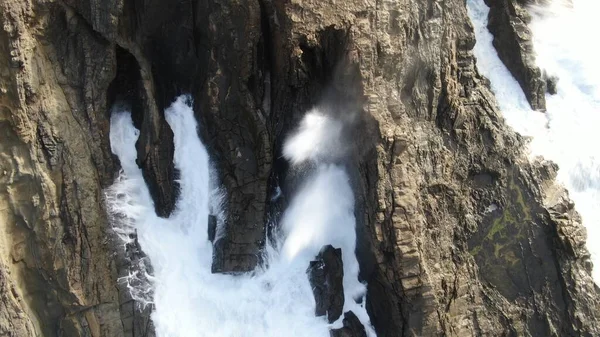 Kayalıklardan gün batımı denizin, dağların, ufkun ve Atlantik Okyanusunun gücünü düşünüyordu.