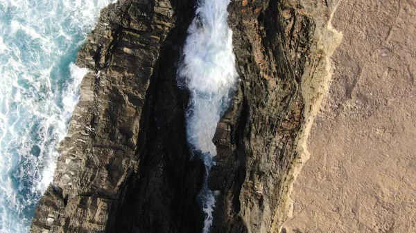 Kayalıklardan Gün Batımı Denizin Dağların Ufkun Atlantik Okyanusunun Gücünü Düşünüyordu — Stok fotoğraf